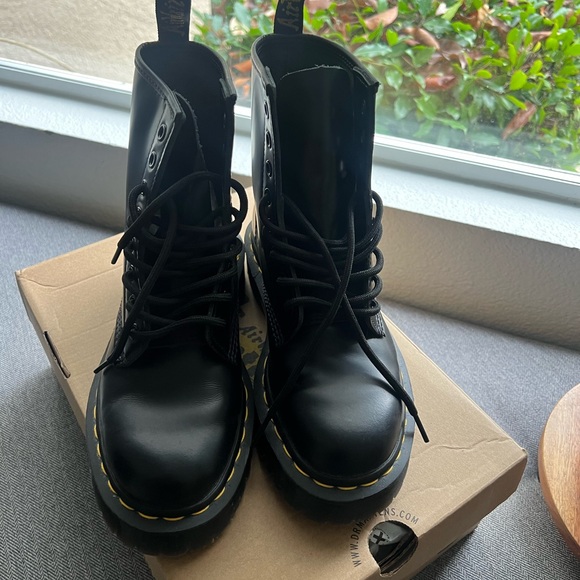 Dr. Martens 1460 Bex | Size 6 - Picture 3 of 7